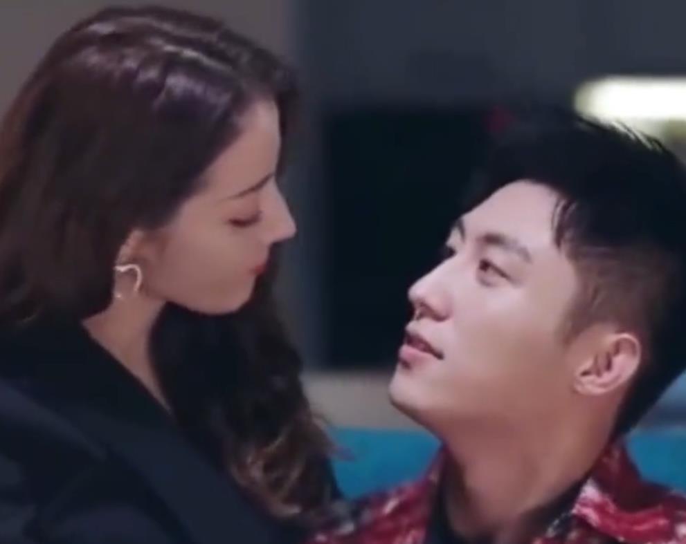 客厅|周放宋凛小别胜新婚,客厅激情约会,突袭查岗捏耳朵撒娇甜炸了