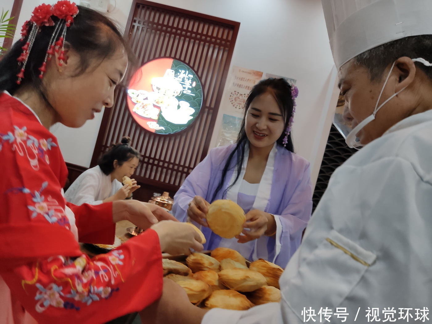滨州|山东滨州:三美女穿汉服进羊汤店 狂吃千元烧饼