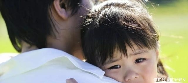 全程|爸爸带女儿坐地铁，全程一小时无人让座，一个举动让全车人动容