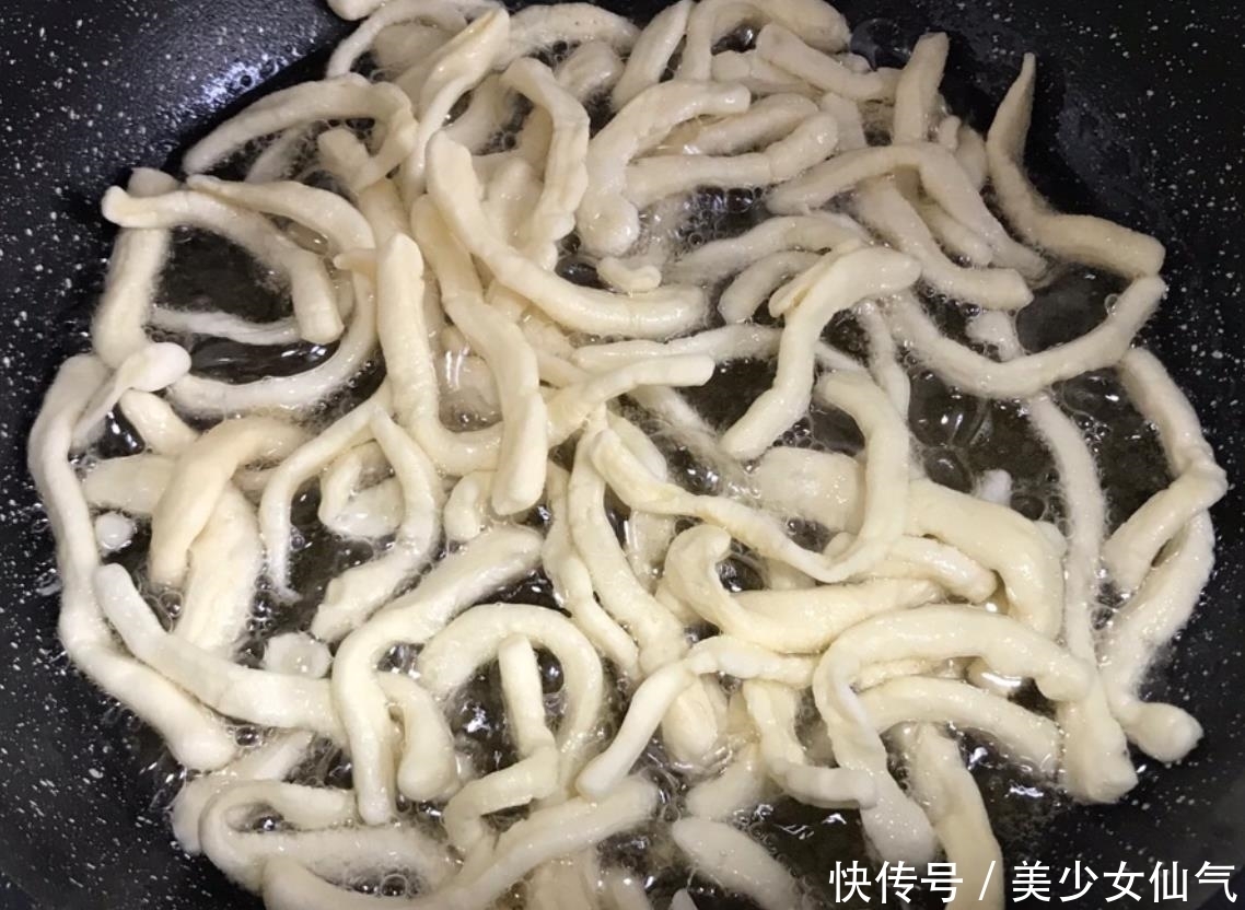 不用|想吃沙琪玛不用出去买,家里有面粉就能做,做法简单,好吃又健康