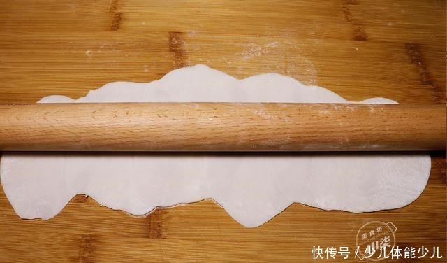 张剩|6张剩饺子皮,一把葱花,简单一做,外酥里软,全家人抢着吃