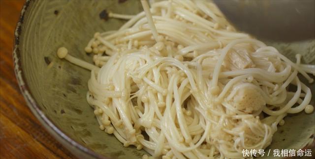 金针菇|深秋里来上一碗酸汤肥牛吧!酸辣可口治好你的没胃口,温暖你的胃