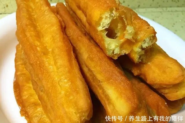 失败|炸油条有人用泡打粉,有人用酵母粉都不对,教你正确做法,零失败