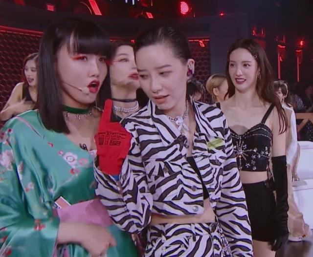 王智|王霏霏劈叉动作撞车王智,王智都看懵了,这个临场反应彰显情商