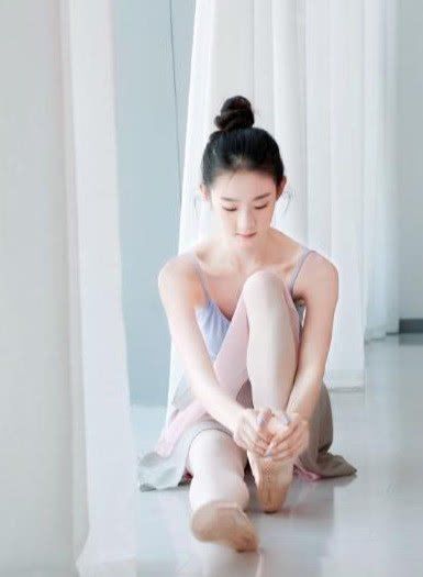压腿|张艺凡的腿被上帝亲吻看完她练芭蕾舞后,压腿时惊艳粉丝