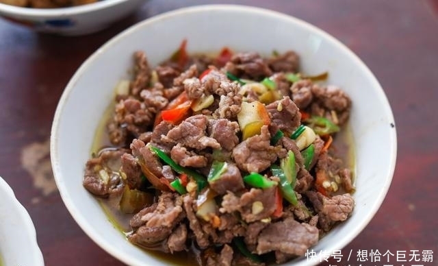 二伯母|亲戚来陪二伯过生日,二伯母做了9个菜招待,网友:朴实的农家菜