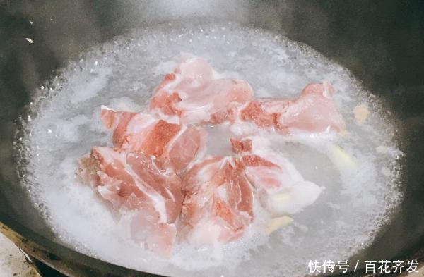 做法|为什么排骨焯水后又腥又柴看完大厨的做法才明白,原来水用错了