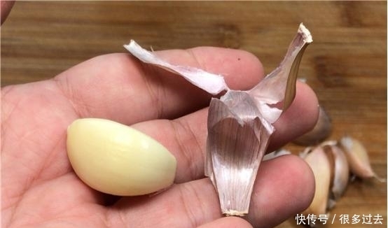 轻轻|原来大蒜身上有个“小机关”,轻轻一捏,蒜皮就能轻松脱落,实用