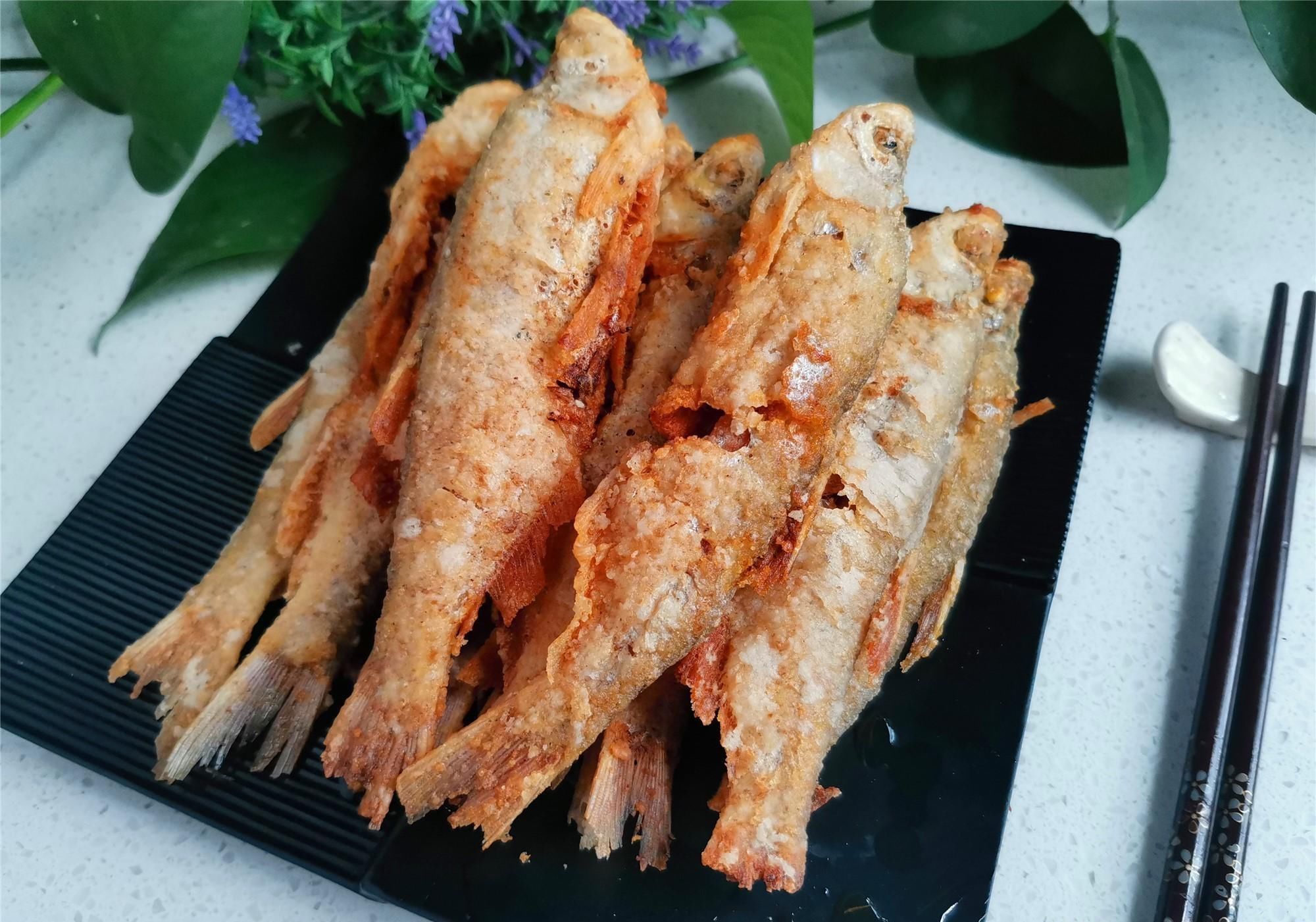 鲜香|下酒菜，除了花生米，这个菜也是下酒硬菜，金黄酥脆味道鲜香