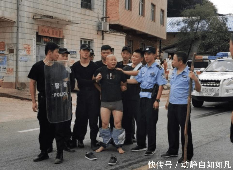 抓捕|警方抓捕曾春亮的时候，为什么要扒掉他的裤子？