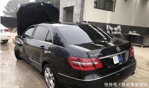 自找|奔驰E300加完油就撞报废，车主索赔，加油站：无理取闹是你自找的