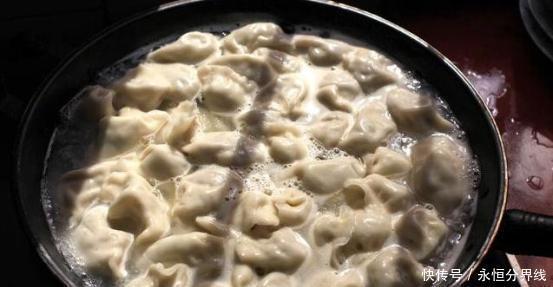  热水|煮饺子热水下锅是错的加一步骤，饺子好吃不破皮