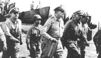 麦克阿瑟|麦克阿瑟统治日本7年，百般羞辱，临走却有百万日本人自发送行