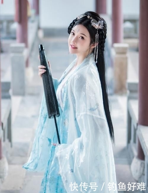 心动|身穿汉服的小姐姐,看她一颦一笑都是这么迷人,瞬间心动的感觉!