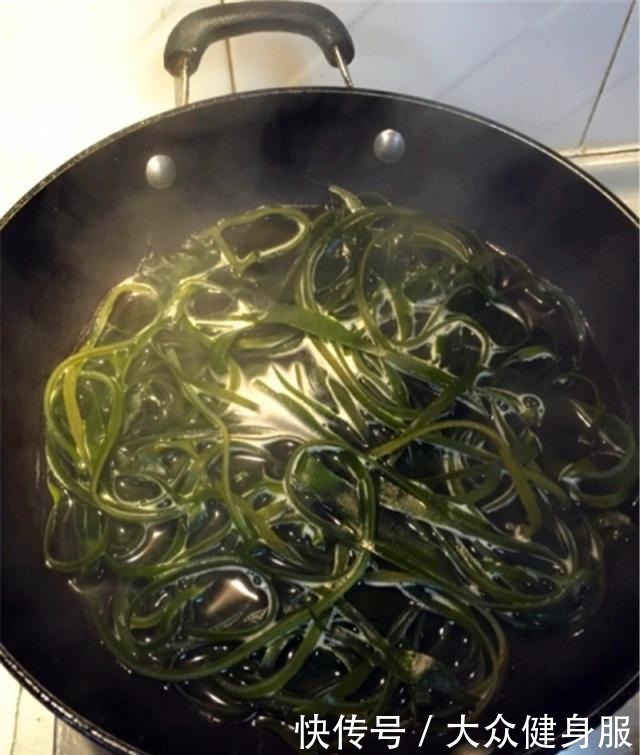 海带丝|凉拌海带丝时,腥味重多加这“1步”,酸辣可口,鲜香十足!