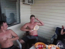 街上|“看这女子的裙子真的挺任性，走在街上我都替她感到尴尬”哈哈哈
