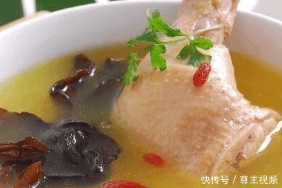 秋天|秋天用这食材来炖鸡,鸡肉鲜嫩,香气四溢,汤汁鲜甜,滋补身体
