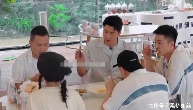 升级|《中餐厅》矛盾升级?张亮当众把筷子扔桌上,李浩菲被吓到表情凝固