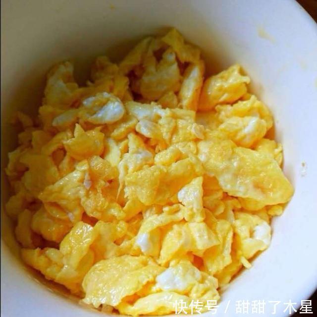 炒鸡蛋|木耳青椒炒鸡蛋 好看又下饭 一个人能吃两大碗