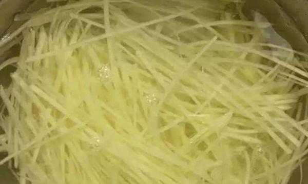 浸泡|泡土豆丝的水不要倒掉,其实特别值钱,还有大作用,学到就赚到