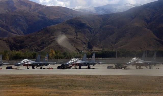 机场部署|J-20首次进驻边境机场,对面是印军苏-30