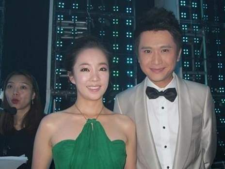 难得一见,央视著名主持人杨帆妻子露面,