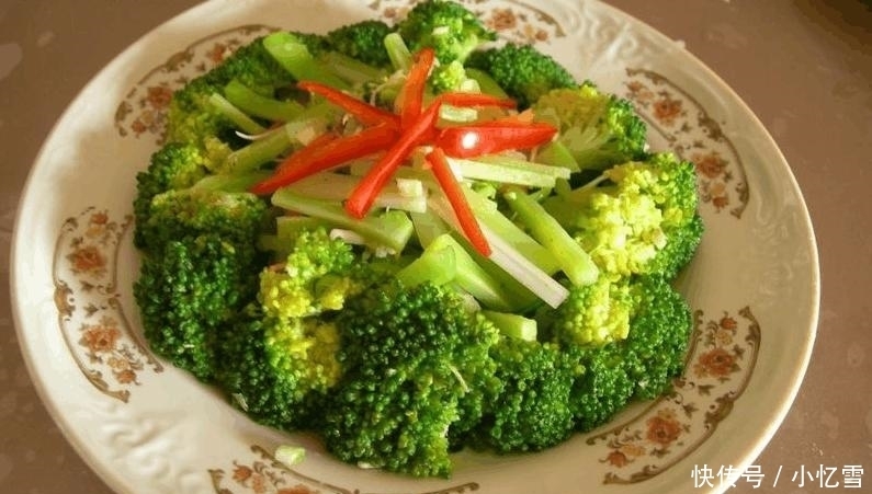  老妈|周末家庭聚餐, 老妈嫌在外面吃太破费, 做了11菜一汤, 吃个精光!