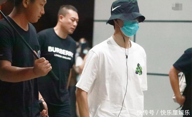 衣服|王一博818晚会后又录《街舞》,衣服皱伤口仍明显,助理打伞妖娆