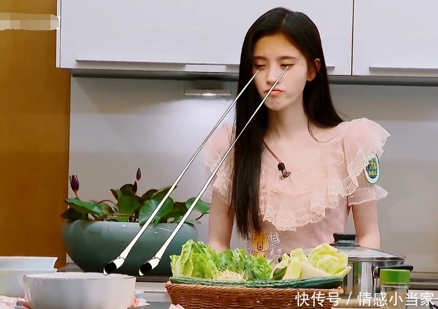 鞠婧祎选择|鞠婧祎硬凹不会做饭人设,贾玲无情补刀,一点不给面子