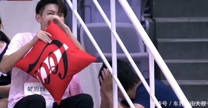 下意识|陈小纭获得冠军时,于小彤下意识反应亮了,原来麦迪娜说的都是真的