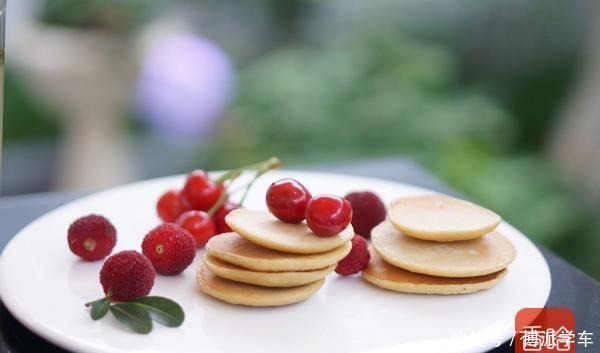 用油|2根香蕉2两面,搅搅烙烙不用油,简单营养又省事,清甜味道香!