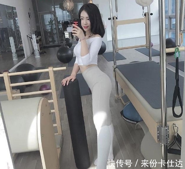 时尚|街拍：性感时尚的紧身打底裤美女，衬托出典雅的气质！