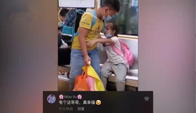 妹妹|妹妹地铁上犯困,哥哥“贴心照顾”火了,网友:哥哥真的很有担当