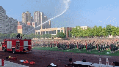据说|搞笑GIF：据说是宝马出的新车