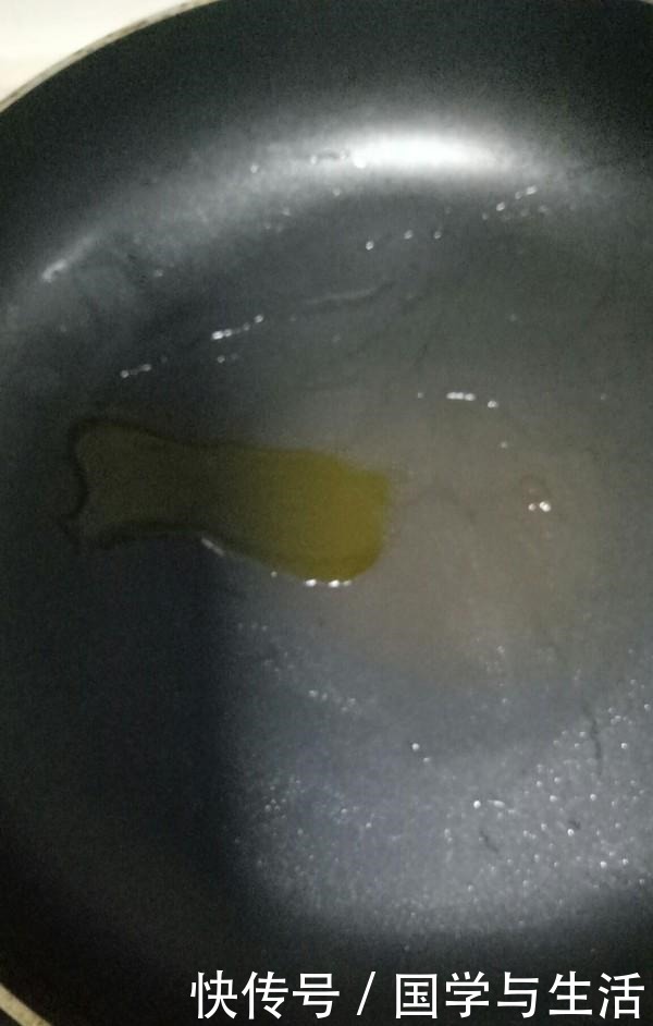 小吃|大妈在校门口卖的小吃,1个6元,每次排长队才买到,便宜又好吃