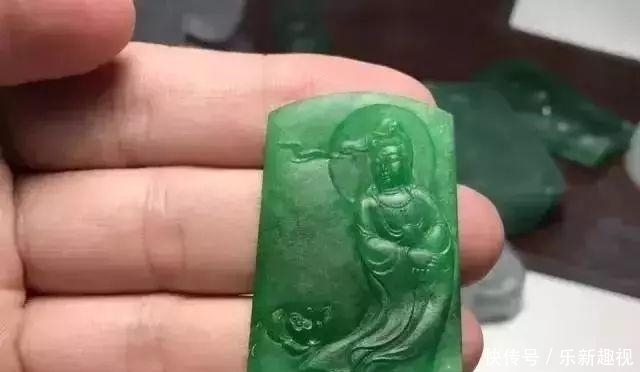  翡翠|缅商要价300万的翡翠原石，一刀切开高兴地跳起来！