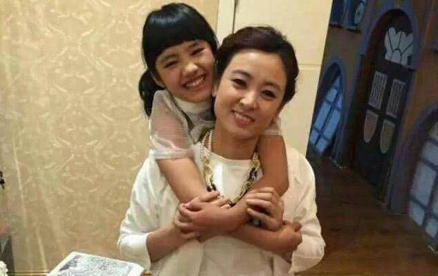 女孩儿|《变形记》史上唯一“没被退货”的女孩儿,今被富太太收养做女儿