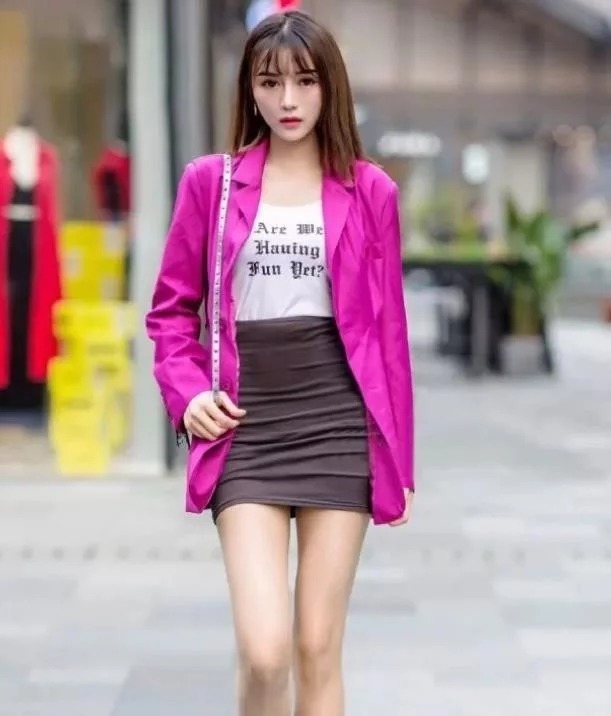  休闲|街拍：面带微笑气质文雅的美女，棕色的休闲短装帅气大方