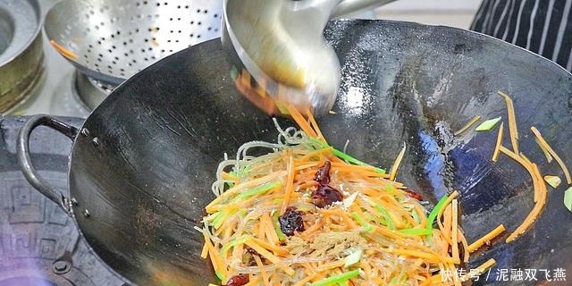 不粘锅|这才是地道的家常菜,大厨教你胡萝卜炒粉条技巧,粉条爽滑不粘锅