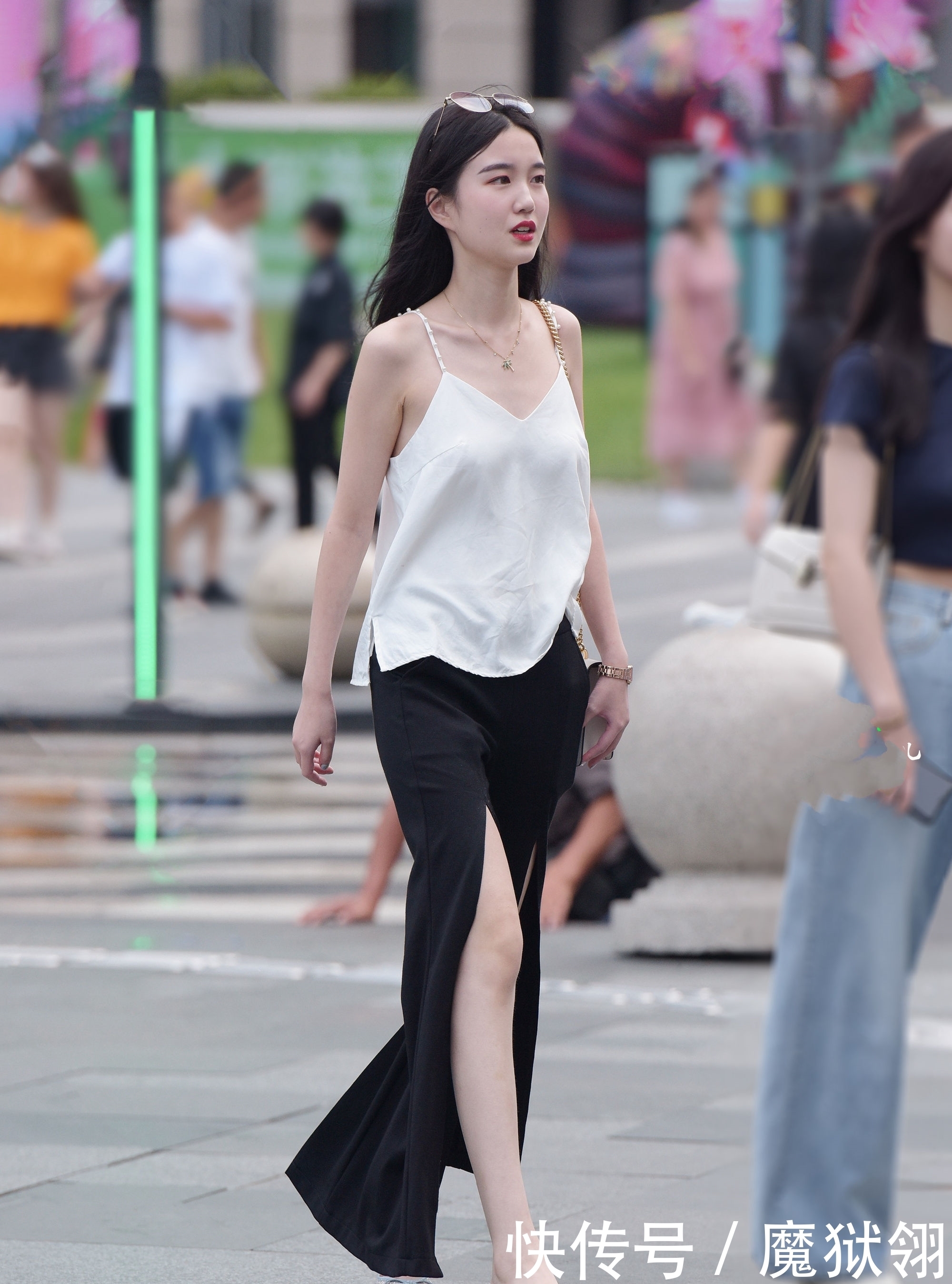 彰显|简约清新风来袭,白色小吊带,彰显无穷活力与性感