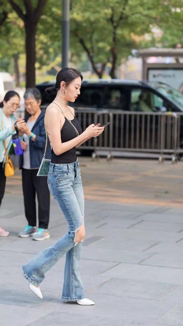  时尚|街拍：面带微笑的美女，长裤搭配休闲开衫，让你轻松展示魅力身姿