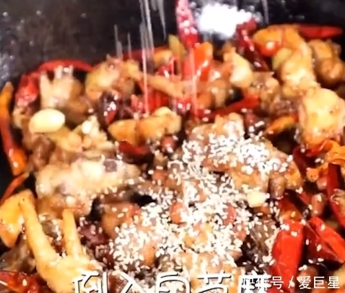 中国|老干妈风波未平,又一中国食物在国外爆火,老外:好吃停不下来!