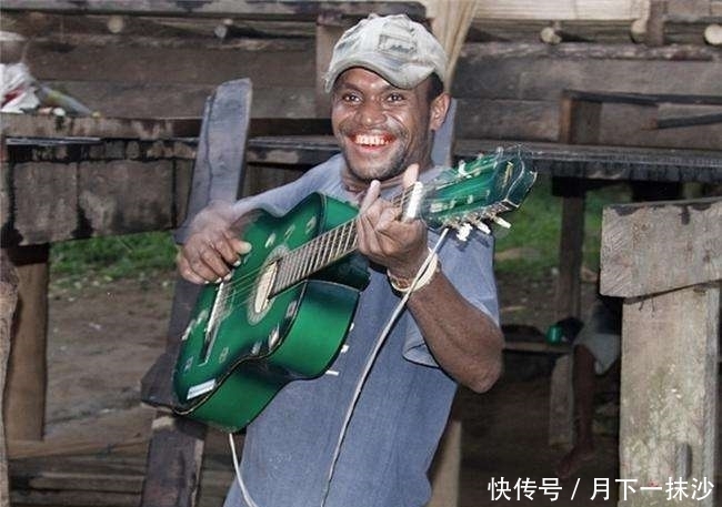  跟头|出差到外国一个小村落，村民冲我一笑，吓我一个跟头！