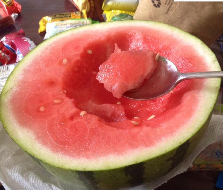  吃不完|西瓜吃不完别放冰箱了，水果店老板教我这样做，放3天都不坏