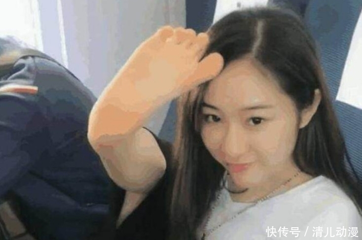 忍不住|高铁上女子把脚放桌上，男子忍不住想骂人，走近看清后却傻了！