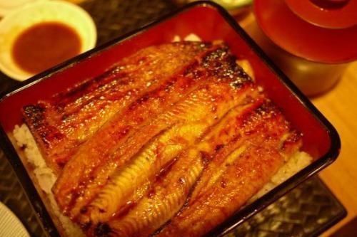 鳗鱼稞|大爷街边摆摊卖“豪华小吃”,60块钱一碗,识货人很便宜