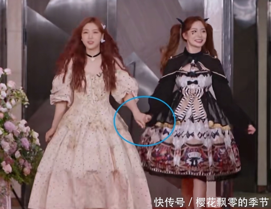  进场|陈卓璇被王一桥牵着手进场，我却关注家长的反应，称呼显得有点甜