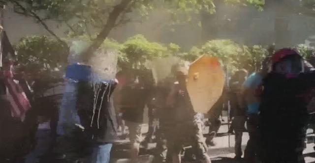 杀到|2000名白人突然杀到,大批“起义军”赶来血战,美国再度失控