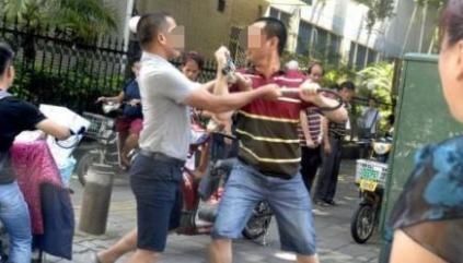 反遭|男子带岳父和姐夫捉奸，持棍棒殴打情夫，反遭车碾压双腿