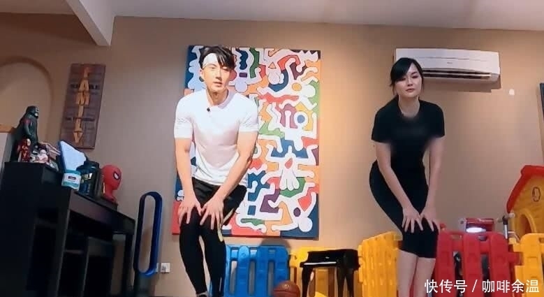 老婆|吴尊带着老婆客厅里做运动,有谁注意看背后是啥?一般家庭都没有